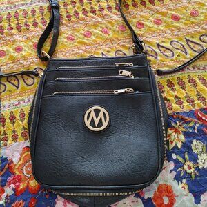 NWOT Mia K Farrow Black Multi-pocket Crossbody Bag - practical and fashionable